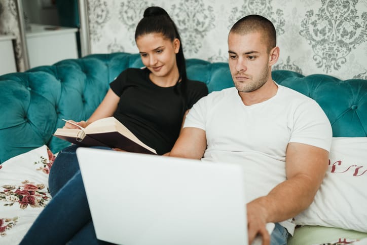 I Don’t Care If It’s “Normal”—I’m Not Cool With My Boyfriend Watching Adult Films