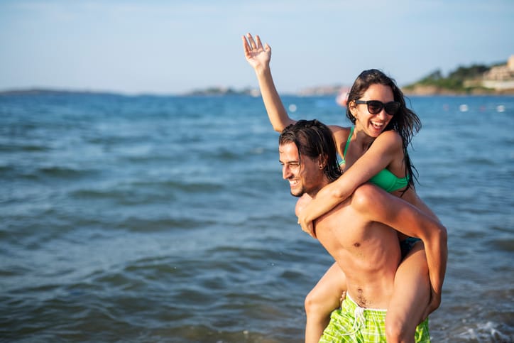 Date Someone Who Makes Being In Love Easy & Does These Things