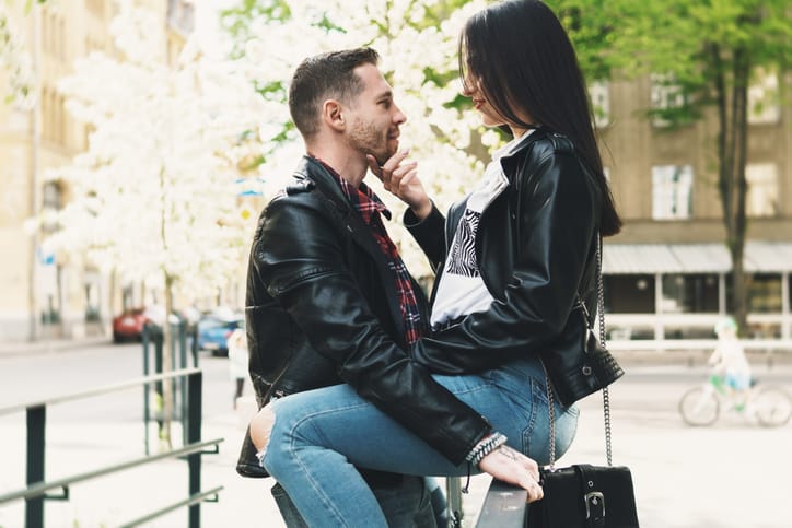 “Is He Playing Me?”10 Signs He’s Not Being Real, According To A Guy