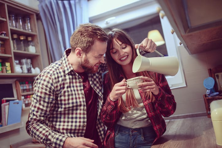 10 Unmistakable Signs A Guy Who’s Already In A Relationship Is Flirting With You