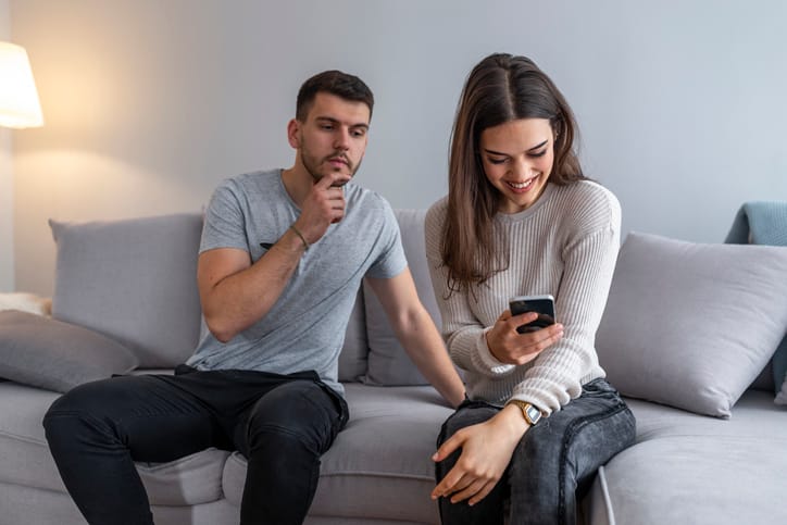 Signs You’re Dealing With A Controlling Guy And What To Do About It