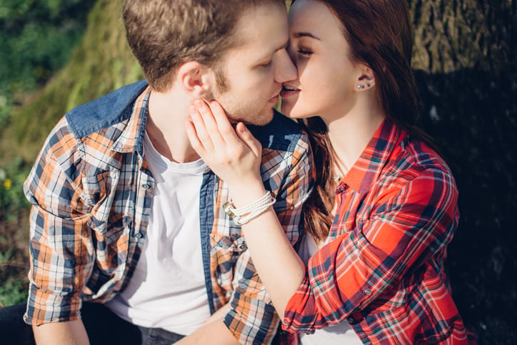 How To Kiss A Guy In A Way He’ll Never Forget