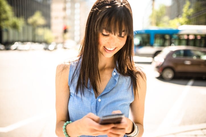 Is It Possible To Fall In Love While Texting? Here’s The Truth