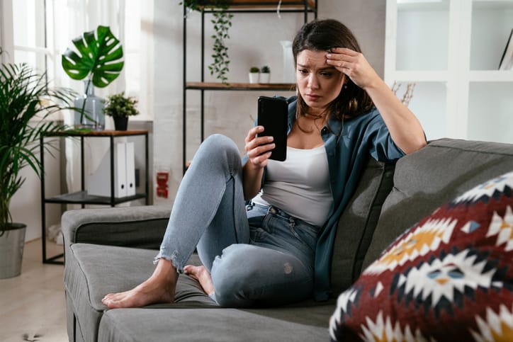 If You Want To Move On From Him, Stop Rereading Old Texts And Delete Them!