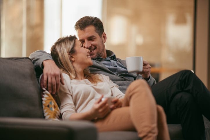 9 Body Language Gestures That Instantly Put People At Ease