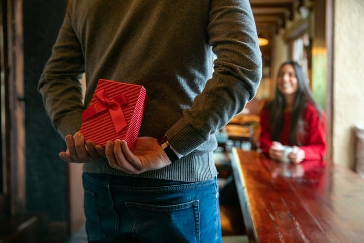 Are You Dealing With A “Faux Generous” Narcissist? Red Flags To Watch For