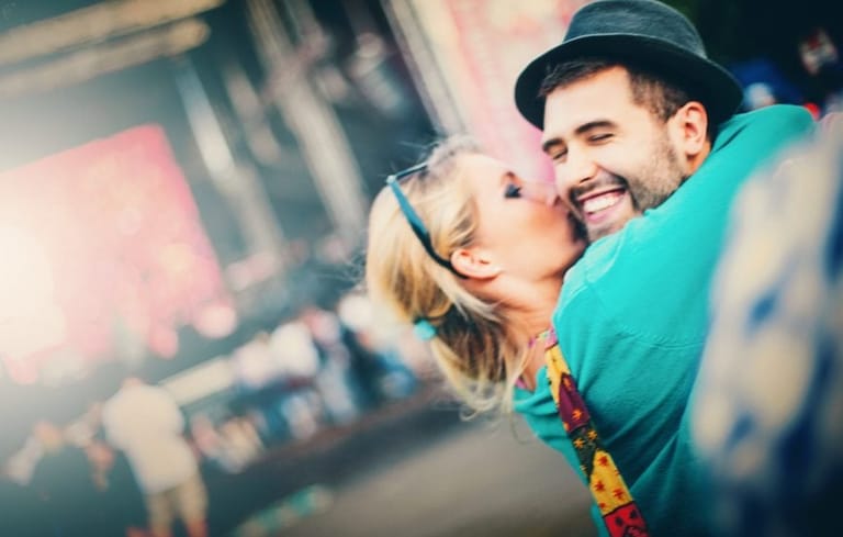 couple kissing at a concert