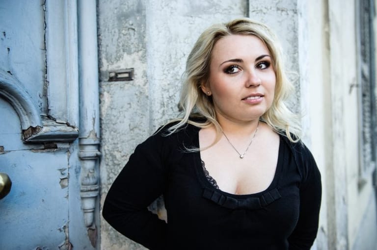 What To Expect When Dating The Guarded Girl