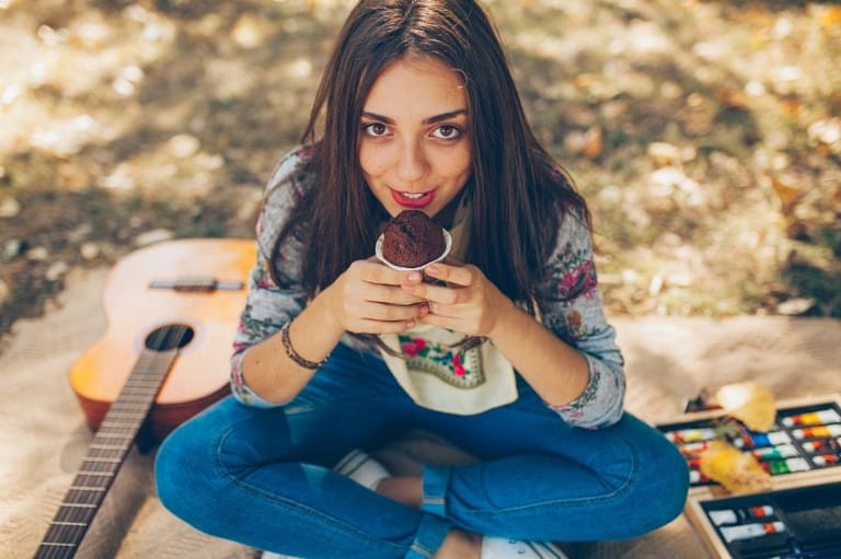 10 Reasons To Date An Artsy Girl