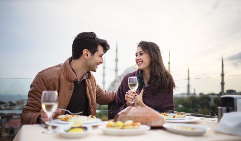 He Made Me Pay Half The Bill On Our First Date & I Was Mildly Offended