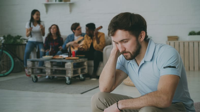 People Who Lack Emotional Intelligence Often Make These 11 Social Faux Pas