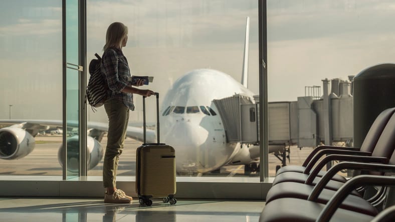 15 Unhinged Things People Do At Airports Like It’s Normal