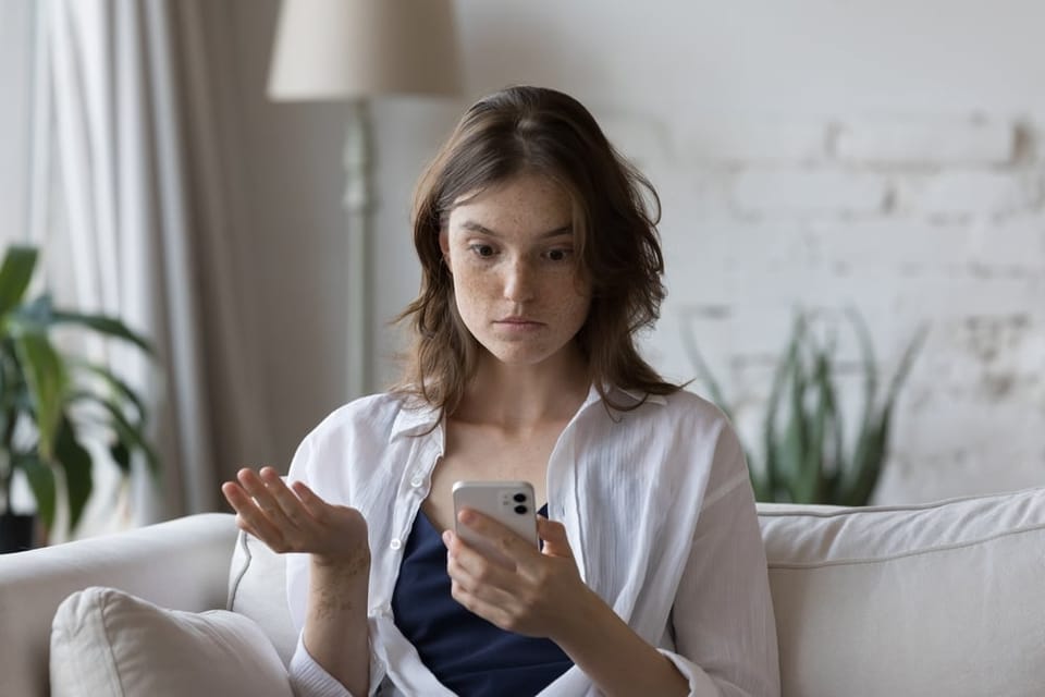 Woman wondering why her friend is not responding to her text.