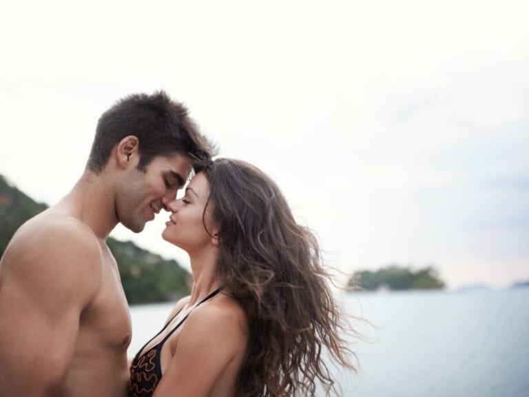 couple kissing beach summer