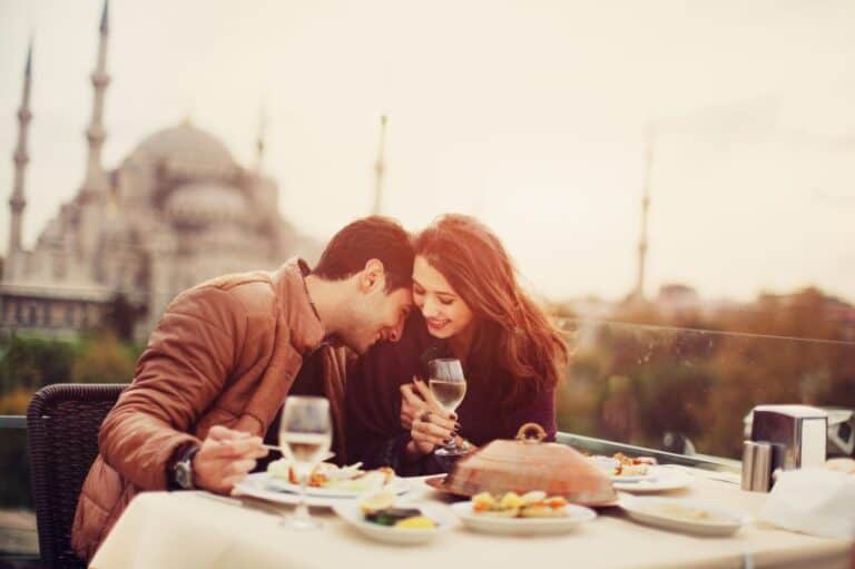 couple close dinner date