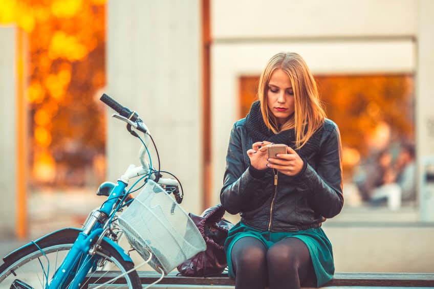 oung woman text messaging in the city