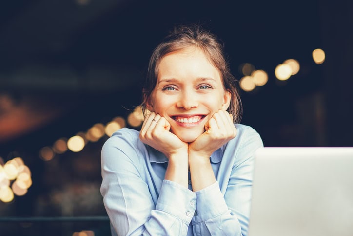 Pretty business lady leaning on hands_tone