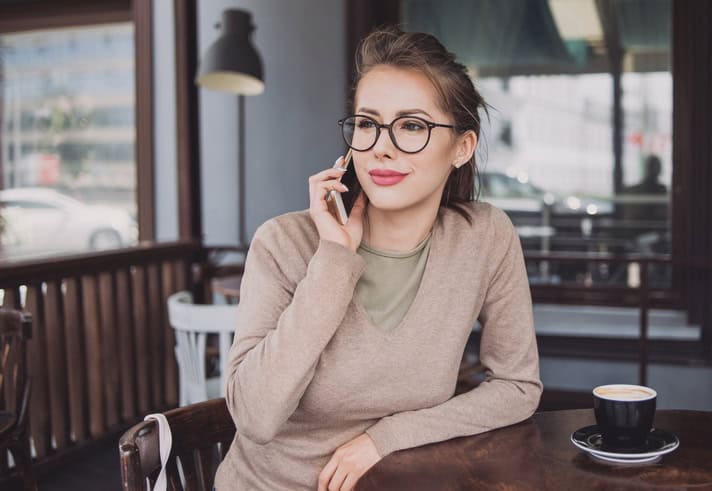 Young woman using her smart phone in a cafe