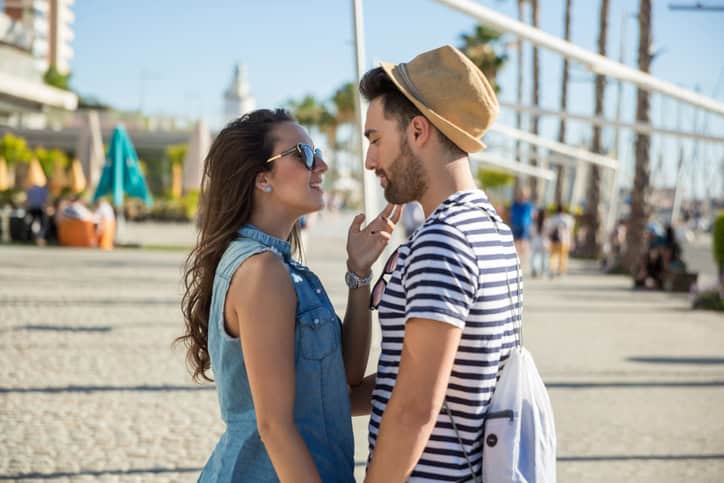 couple kissing outside