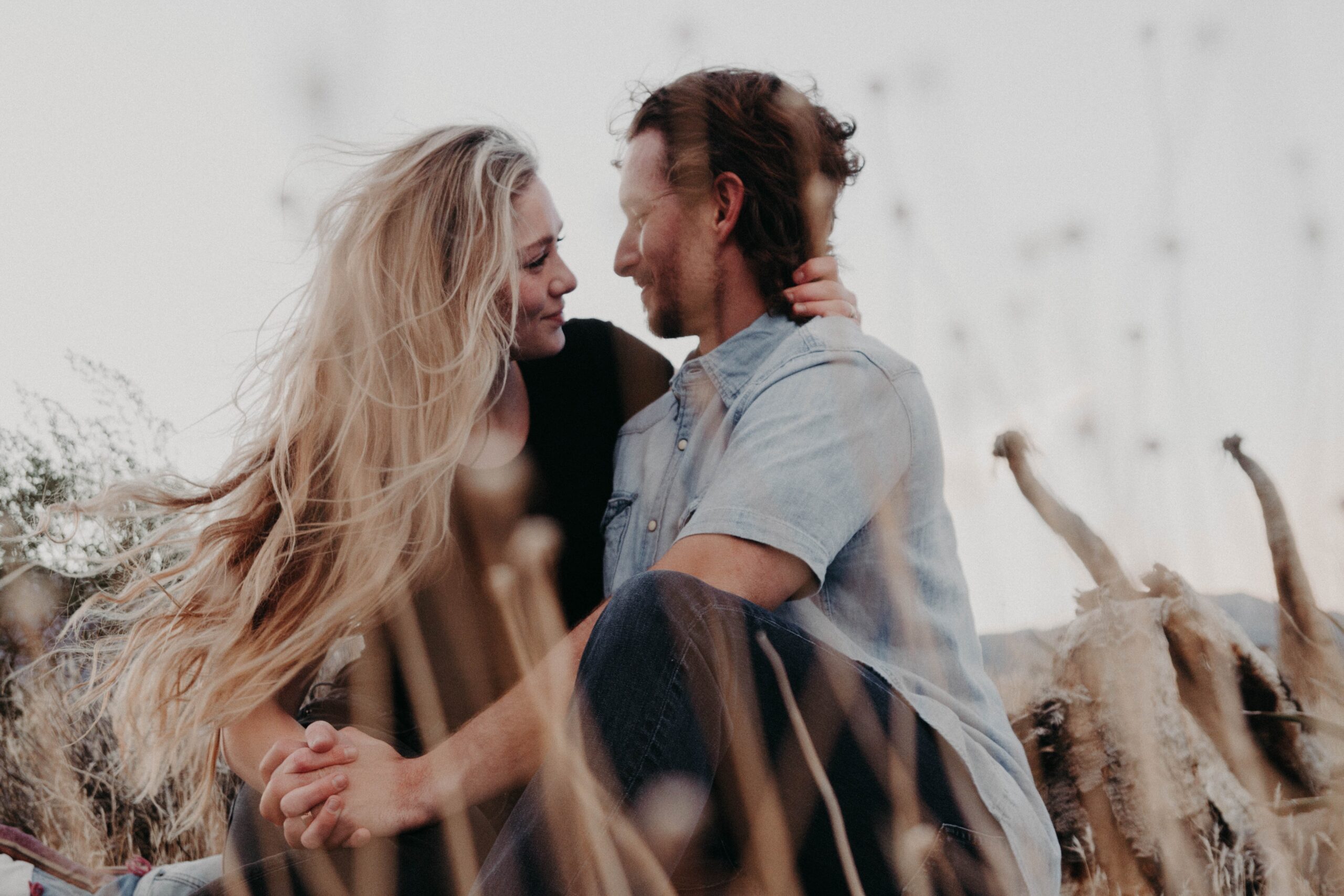 couple field kissing