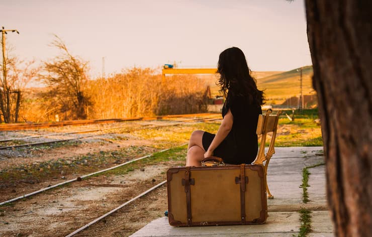Woman photo traveling in the spring