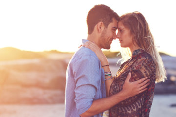 10 Differences Between Keeping Your Relationship Private & Keeping It A Secret