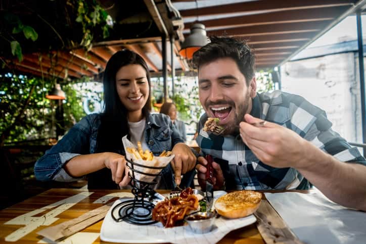 Are You Guilty Of “Sneating”? This New Dating Trend Is Way Too Common