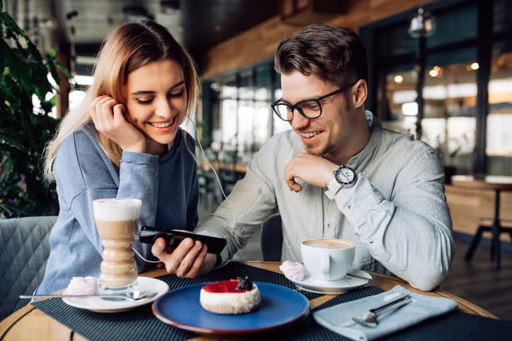 6 Lame Things Guys Do To Impress Women That We See Right Through