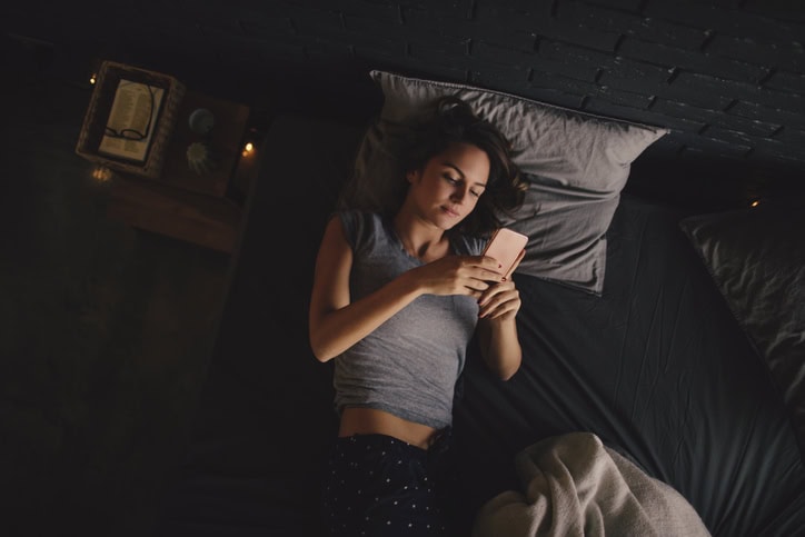 The Real Reasons A Guy Isn’t Texting You Back, According To A Guy