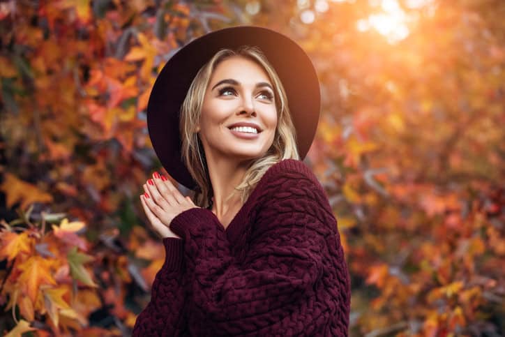 woman with blonde hair and hat in autumn