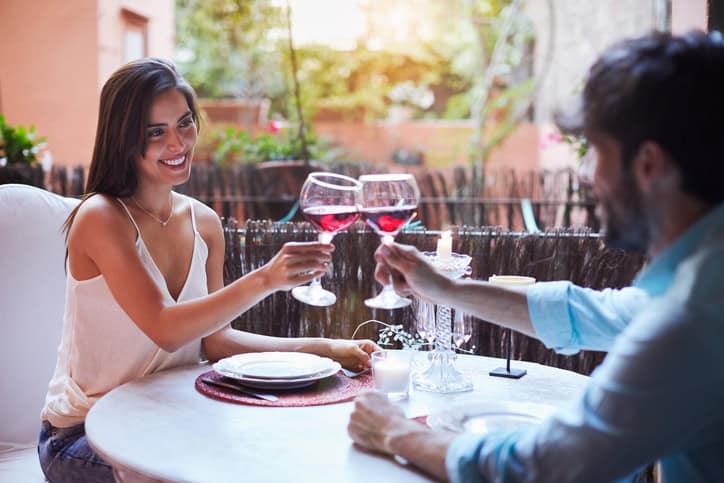 A couple with first date etiquette.