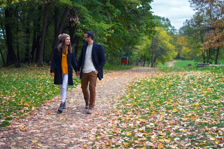 11 Signs You’re Not On A Date But Just “Hanging Out”