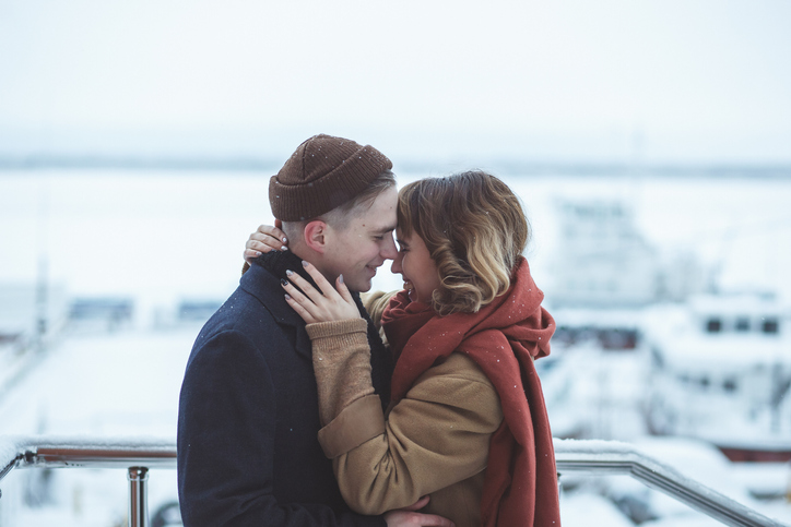 couple kissing in the snow