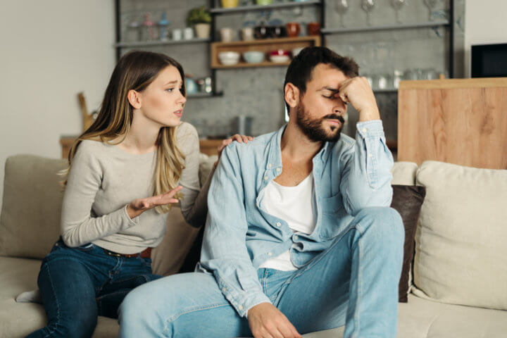 woman apologizing to boyfriend