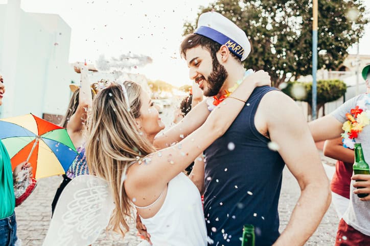 how to tell when a guy likes you