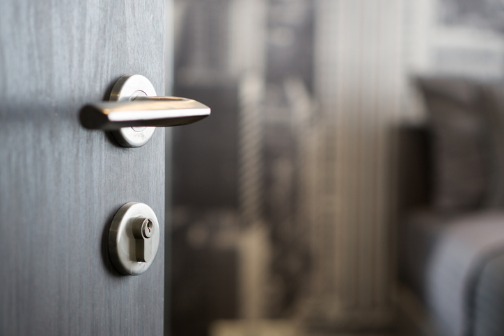sleep with bedroom door closed