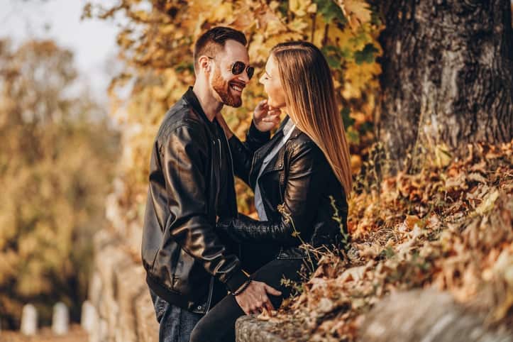 10 Things A Guy Does When He Doesn’t Love You, He’s Just Settling For You
