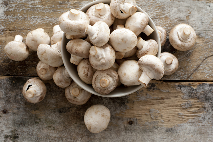 A bowl of white mushrooms.