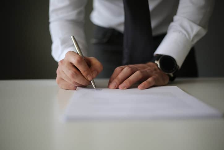 Woman Creates 17-Page ‘Relationship Contract’ For Guy She’s Been Dating For 2 Weeks