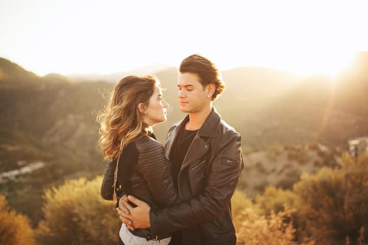 signs guy wants to kiss you