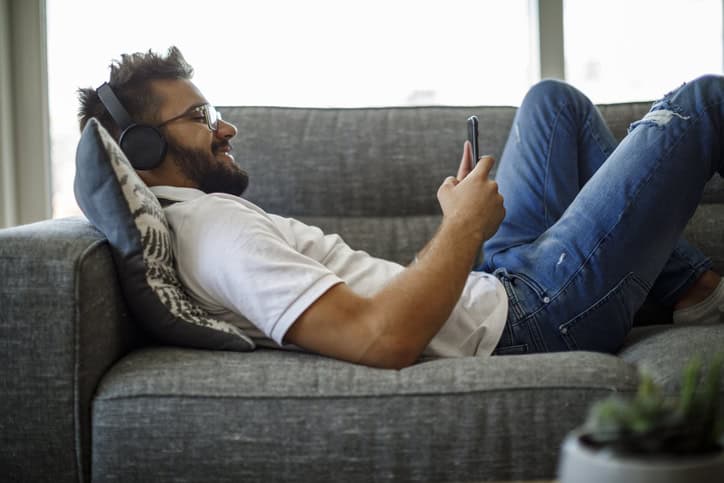 Why A Guy Who Isn’t Texting You Isn’t Worth Your Time