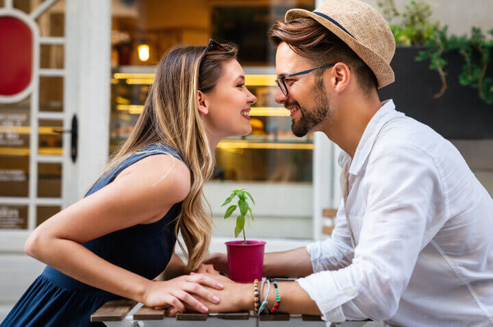 couple at the table kissing