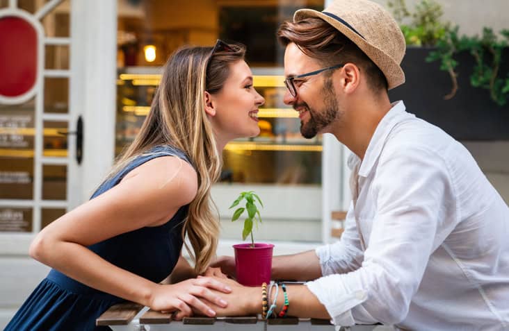 couple at the table kissing
