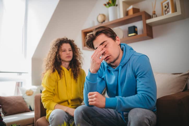 signs he doesn't love you anymore