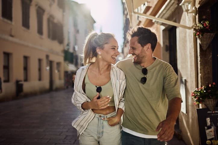 couple on a date in the city