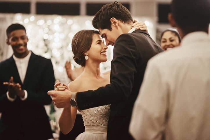 couple doing first dance wedding