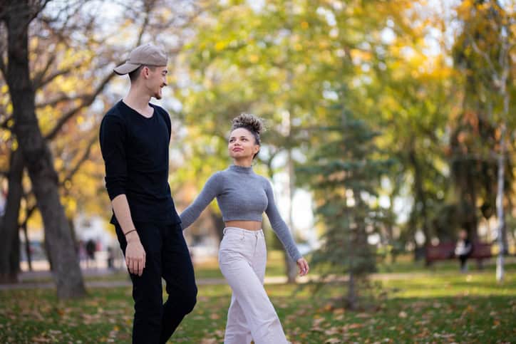 tall boyfriend short girlfriend walking