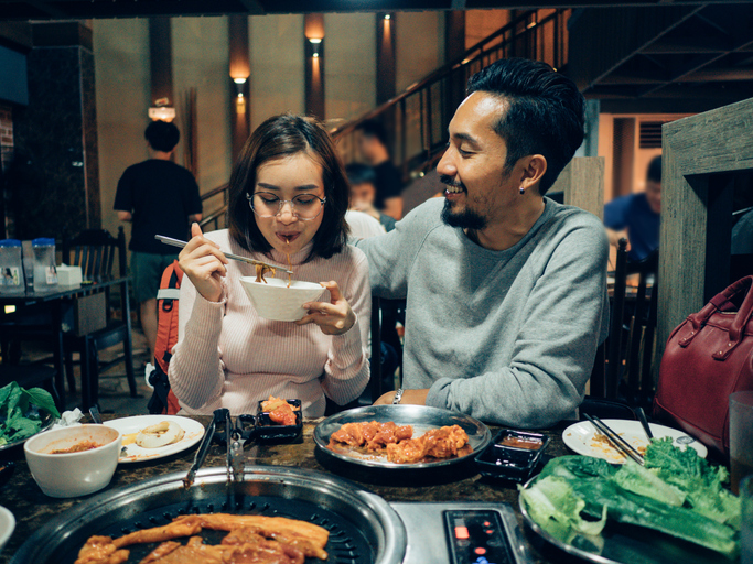 Couple eating dinner at a restaurant.