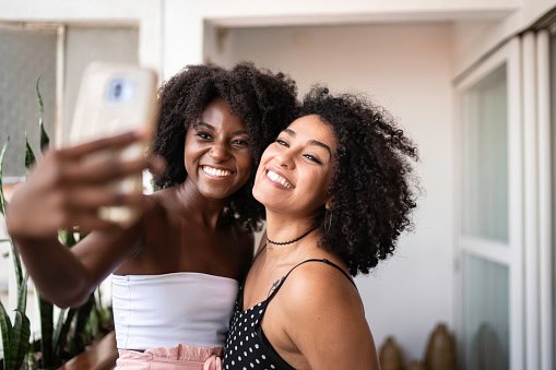 16 Red Flags Of A Two-Faced Friend