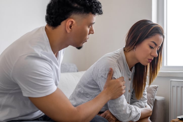 man apologize to woman after an argument